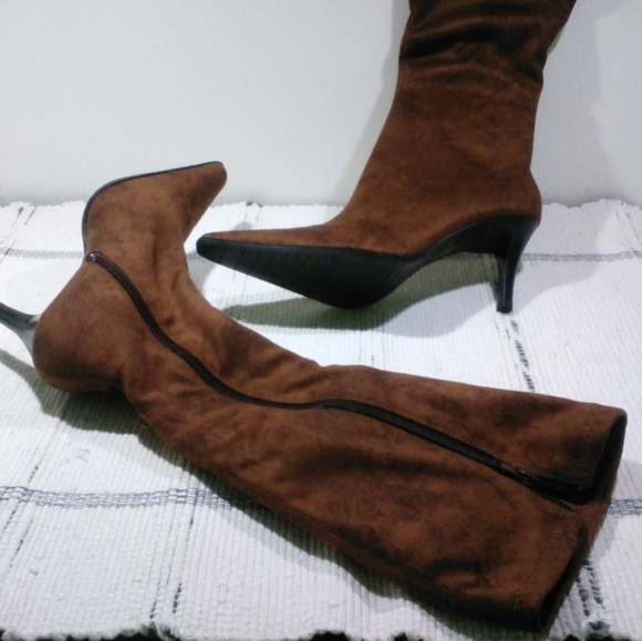 Woman's Boots - Picture 2 of 3